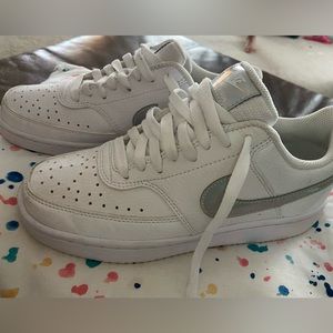 Size 6.5 women’s court vision low Nikes
